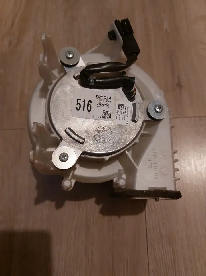 Toyota Auris E180 (2012 - 2018) G923012010 электрический вентилятор батареи автомобиля — фото 1