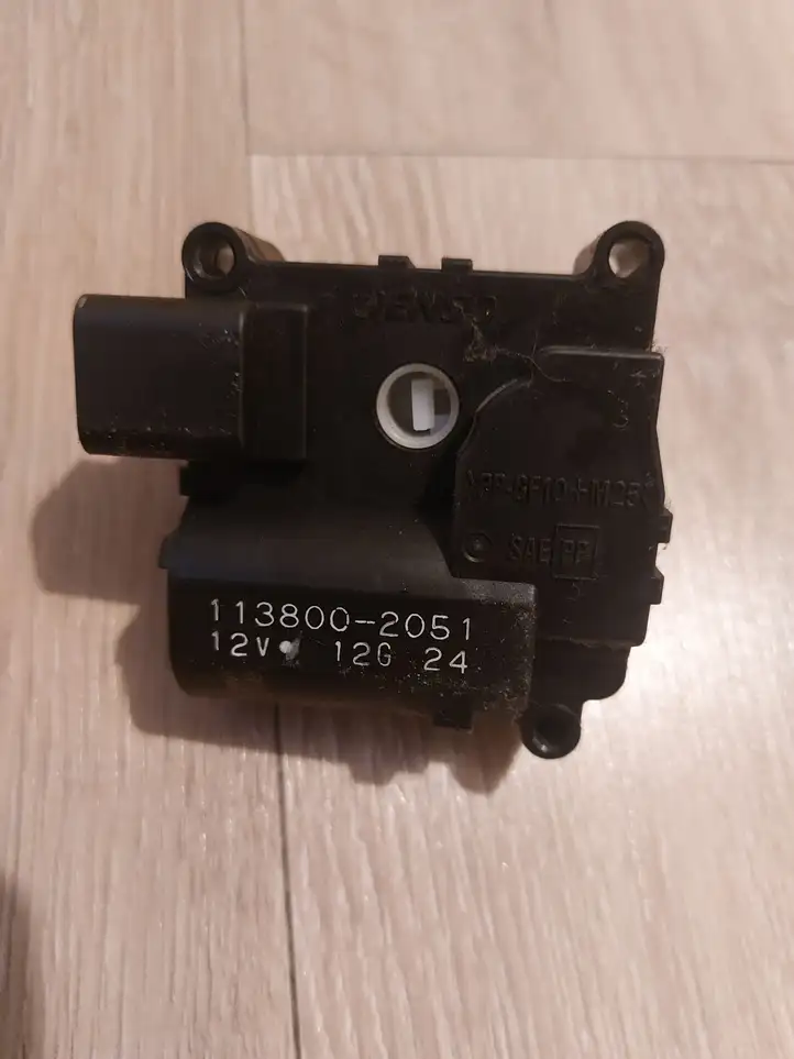 Toyota Avensis T250 (2006 - 2009) 1138002051 Двигатель задвижки потока воздуха — фото 1