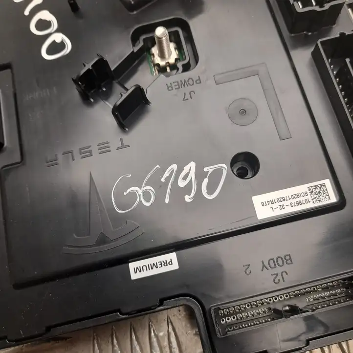 Tesla Model 3 (2017 - 2023) 107867332L Модуль комфорта — фото 4