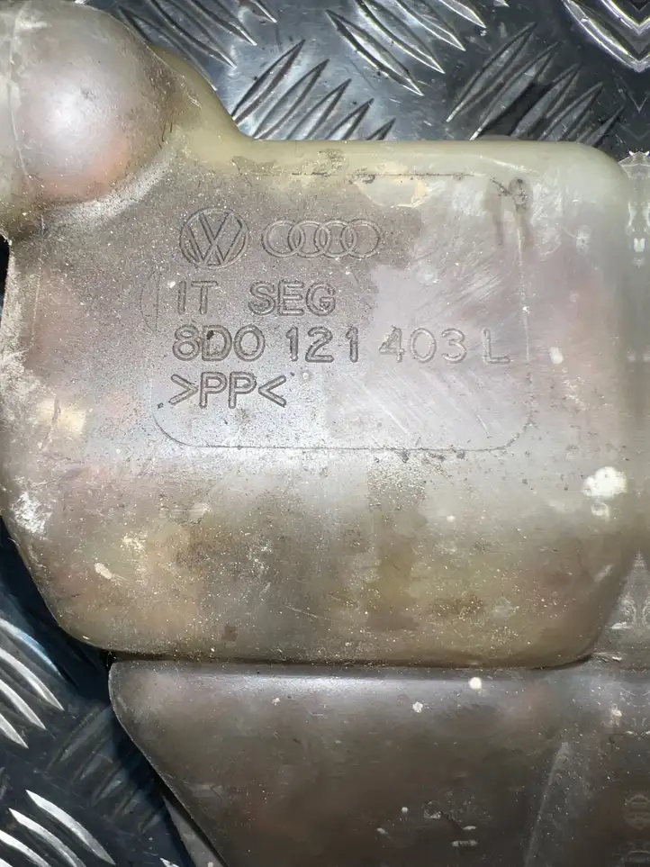 Volkswagen PASSAT B5.5 (2001 - 2005) 8D0121403L Расширительный бачок — фото 4