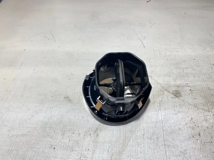 Mercedes-Benz C W205 (2014 - 2021) A2058303804 Центральный воздушный дефлектор — фото 2
