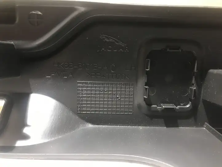 Jaguar F-Pace (2016 - ) HK8331013A Прочая отделка багажника — фото 3