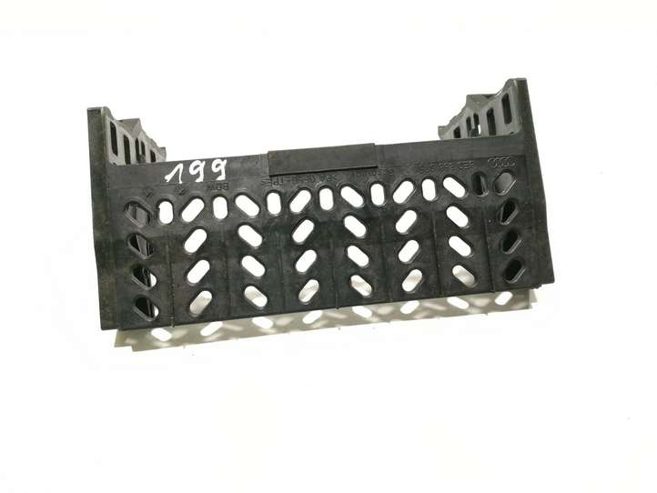 Audi A4 (2004 - 2009)  8E0858075 Другая деталь панели