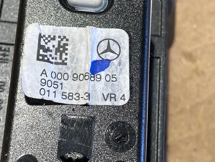 Mercedes-Benz GLC X253/C253 (2015 - ) A0009068905 Потолочная ручка задняя — фото 3