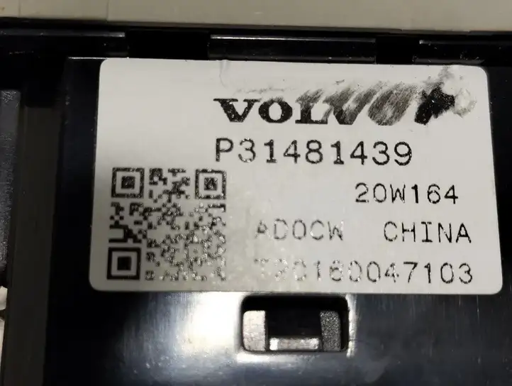 Volvo XC90 (2019 - ) 31481439 Кнопка закрытия крышки багажника — фото 4