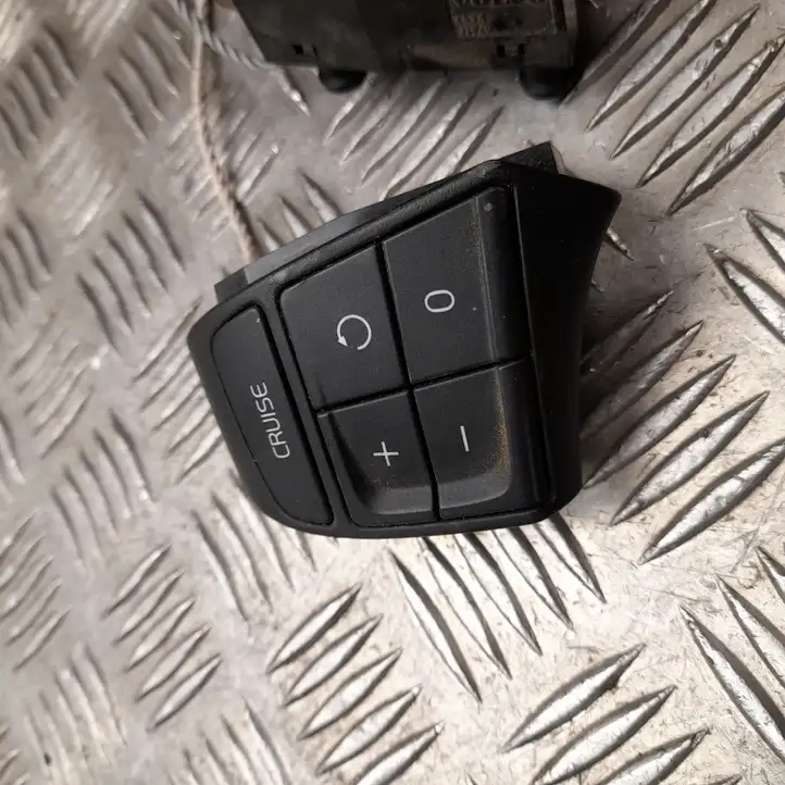 Volvo V50 (2004 - 2008) 30739638 Кнопки на рулевом колесе — фото 2