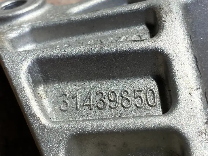 Volvo XC90 (2014 - 2019) 31439850 Кронштейн переднего редуктора — фото 2