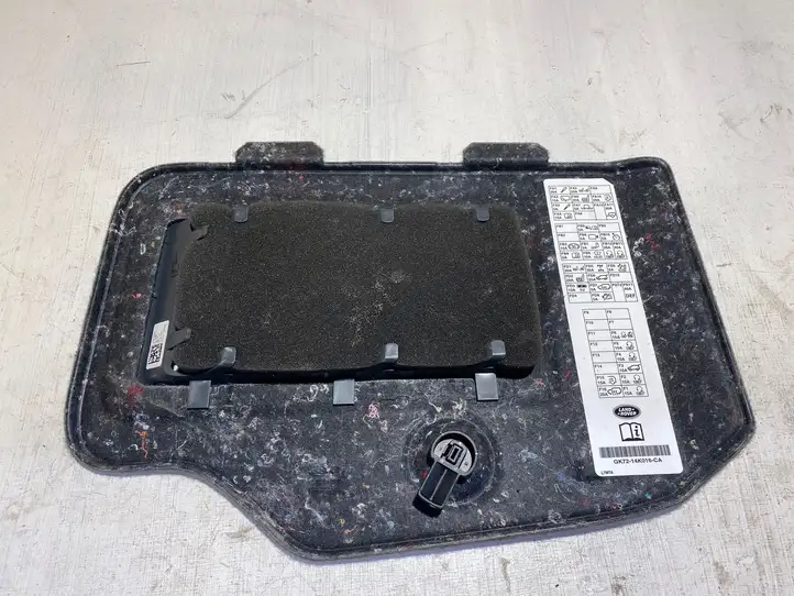 Land Rover Discovery Sport (2014 - 2019) GK7214K016CA Крышка ящика предохранителей — фото 2