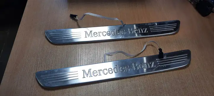 Mercedes-Benz C W205 (2014 - 2021) A2056807003 Внутренняя отделка переднего порога — фото 1