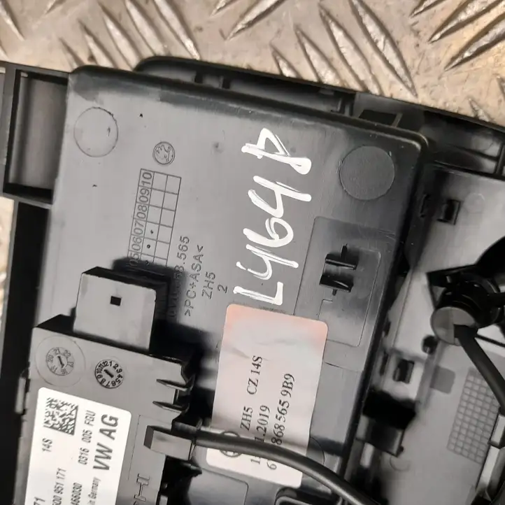 Skoda Fabia Mk3 (NJ) (2015 - 2021) 6V0868565 Бардачок в сборе — фото 4