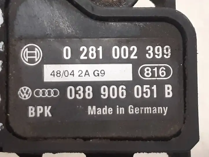 Audi A6 S6 C6 4F (2004 - 2008) 038906051B Датчик давления воздуха впуска — фото 4