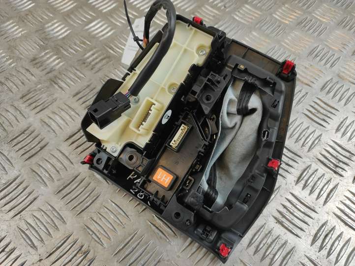Toyota RAV 4 (XA50) (2018 - )  5880442460 Отделка рычага переключения передач (кожа, головка)