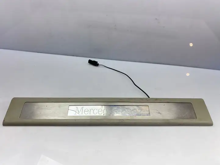 Mercedes-Benz GL X164 (2006 - 2012) A1646803435 Внутренняя отделка переднего порога — фото 1