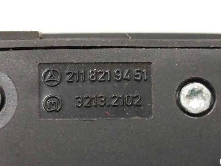 Mercedes-Benz E W211 (2002 - 2009) A2118219451 Кнопка закрытия багажника — фото 3