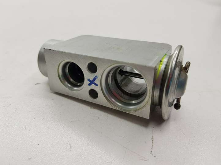 BMW 5 E60 E61 (2004 - 2010)  64119138032 Клапан расширительный