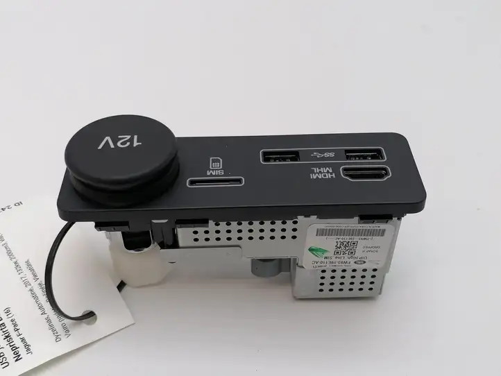 Jaguar F-Pace (2016 - )  FW9319E110AC Разъем USB