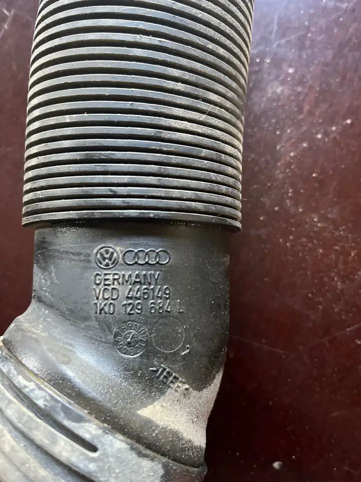 Volkswagen PASSAT B6 (2005 - 2010) 1K0129684L Трубка подачи воздуха — фото 3