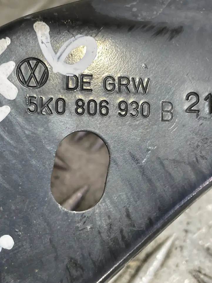 Volkswagen Golf VI (2009 - 2013) 5K0806930B Кронштейн панели радиатора — фото 3