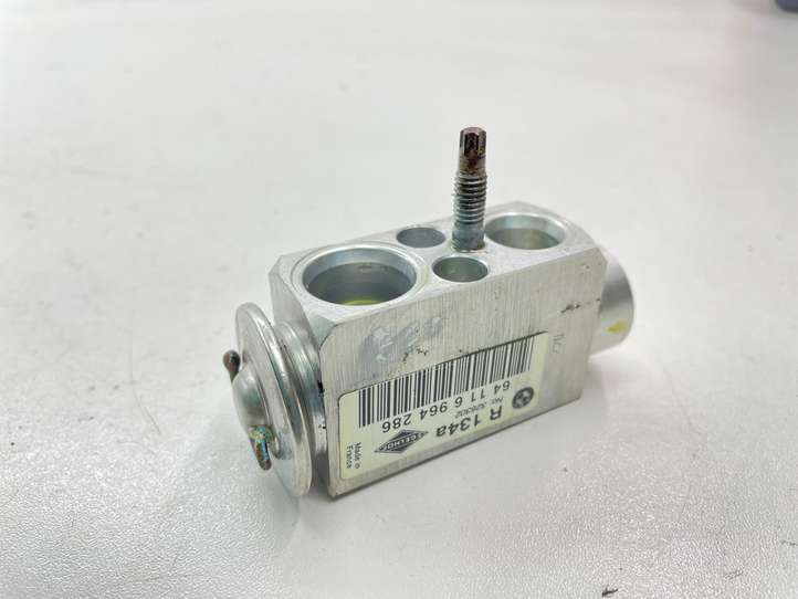 BMW 5 E60 E61 (2004 - 2010)  64116964286 Клапан расширительный
