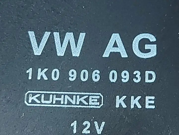 Volkswagen PASSAT B6 (2005 - 2010) 1K0906093D Реле насоса горючего — фото 2