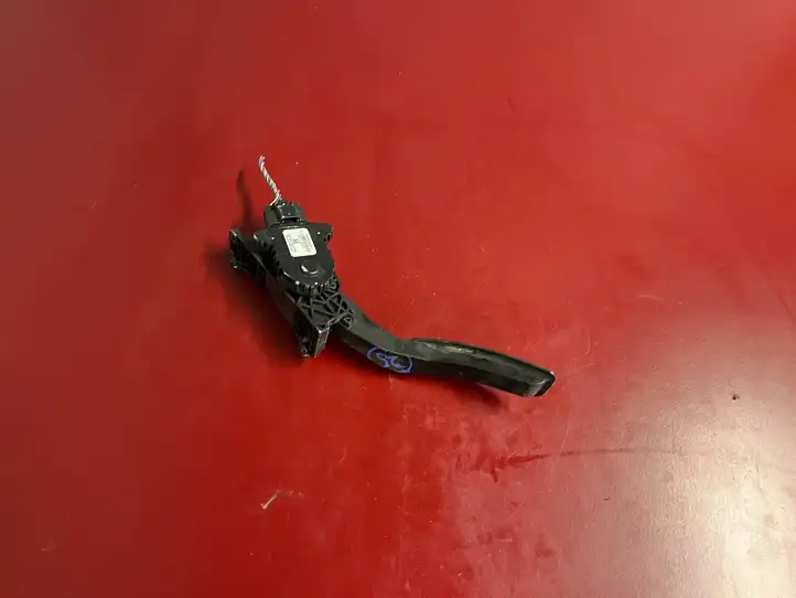 Chevrolet Camaro (2013 - 2015) 22741799 Педаль акселератора — фото 2
