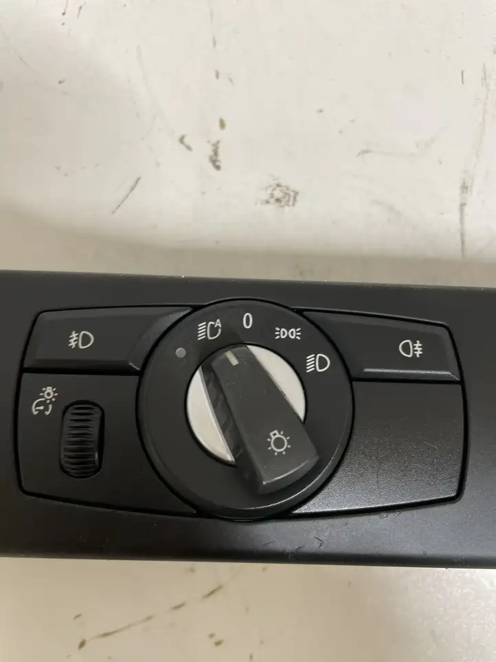 BMW 5 E60 E61 (2004 - 2010) 6988565 Включатель фонарей — фото 3