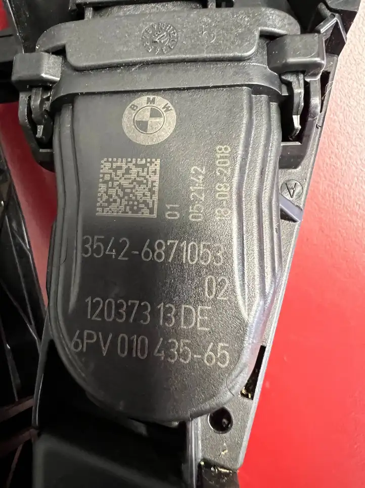 BMW X3 G01 (2018 - 2024) 6871053 Педаль акселератора — фото 4