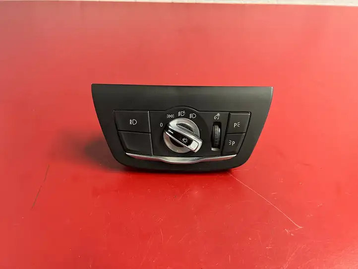 BMW X3 G01 (2018 - 2024) 6995031 Включатель фонарей — фото 1