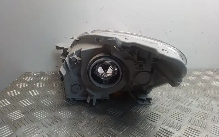 Toyota Yaris (2005 - 2009) Передняя фара — фото 3