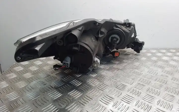Subaru Legacy (2015 - 2017) Передняя фара — фото 3