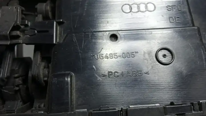 Audi A4 S4 B8 8K (2007 - 2011) 8T1820951B Центральный воздушный дефлектор — фото 7