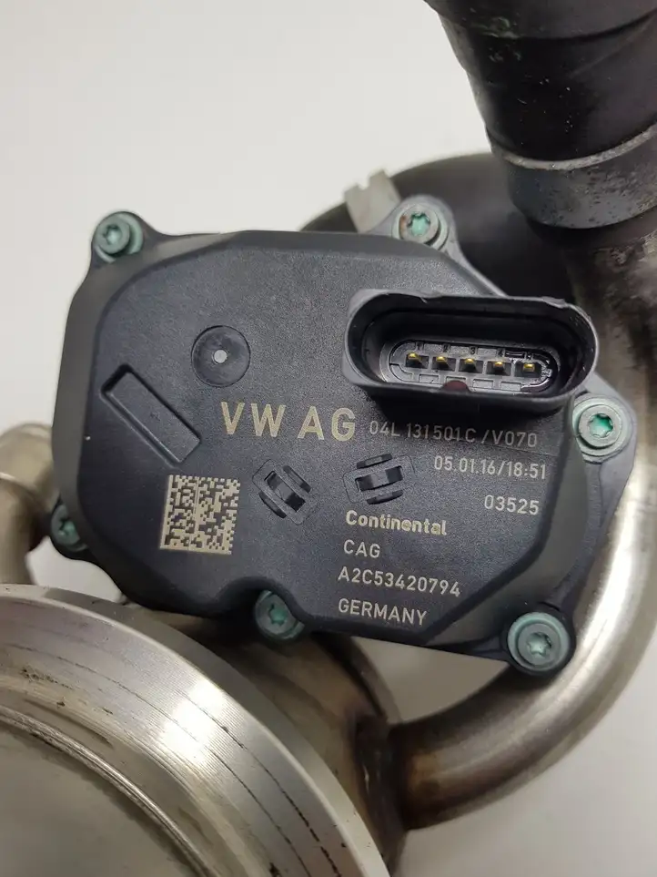 Volkswagen Golf VII (2013 - 2019) 04L131512 Охладитель клапана EGR — фото 6