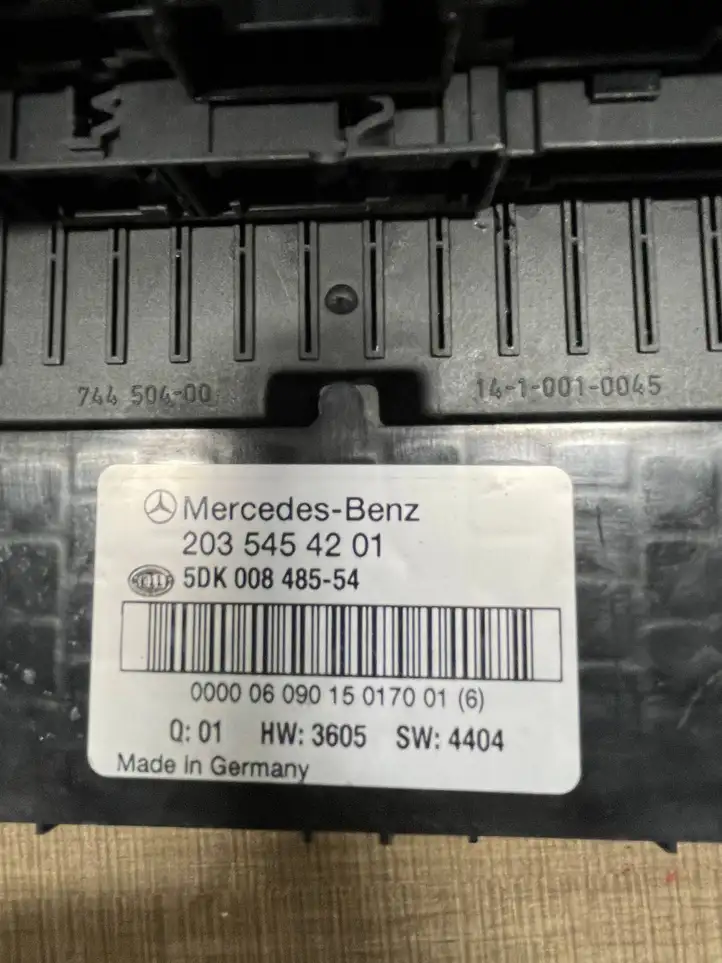 Mercedes-Benz C W203 (2000 - 2007) 2035454201 Блок предохранителей — фото 3