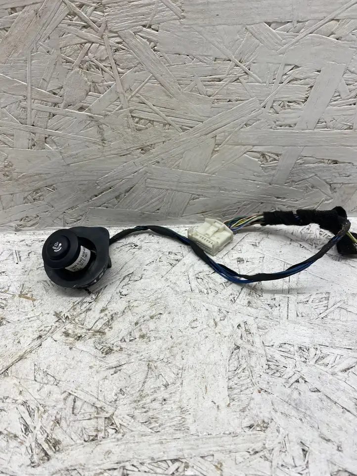 BMW 3 E90 E91 (2005 - 2012) 694260803 Кнопка фаркопа в багажнике — фото 2