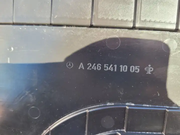Mercedes-Benz CLA C117,X117,W117 (2013 - 2019) A2465411005 Крышка ящика аккумулятора — фото 6