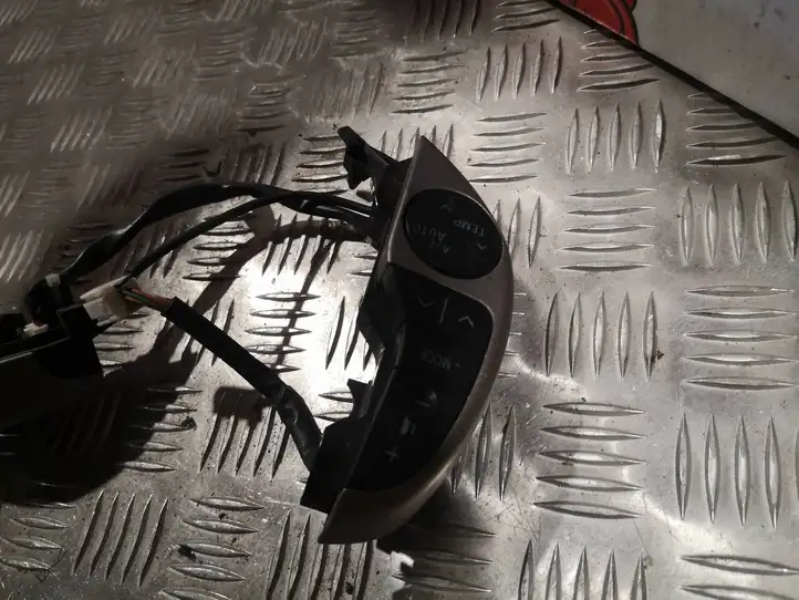 Toyota Prius (XW20) (2003 - 2009) F70CV164 Кнопки на рулевом колесе — фото 2