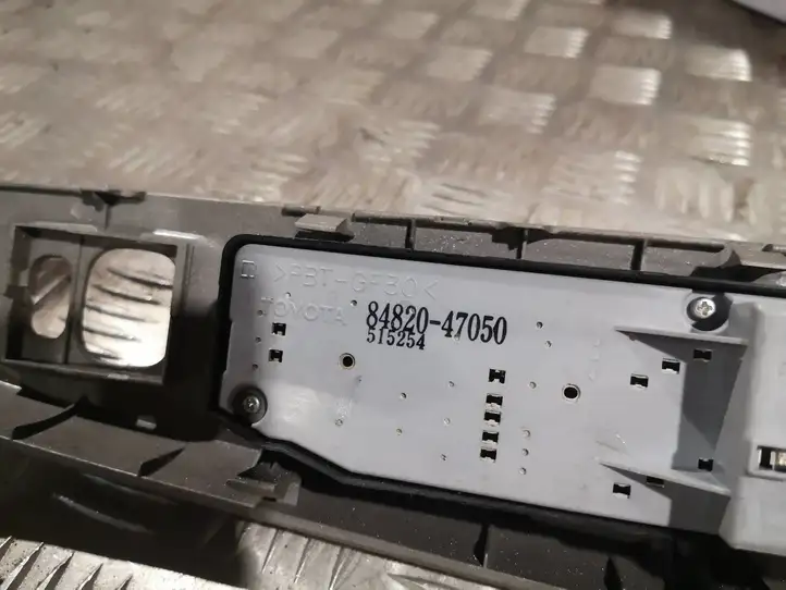 Toyota Prius (XW30) (2009 - 2015) 8482047050 Блок кнопок стеклоподъемников — фото 2