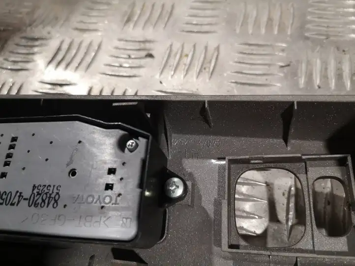 Toyota Prius (XW30) (2009 - 2015) 8482047050 Блок кнопок стеклоподъемников — фото 5