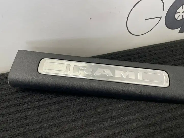Dodge Ram (2018 - ) 6WC73TRMAA Внутренняя отделка заднего порога — фото 4