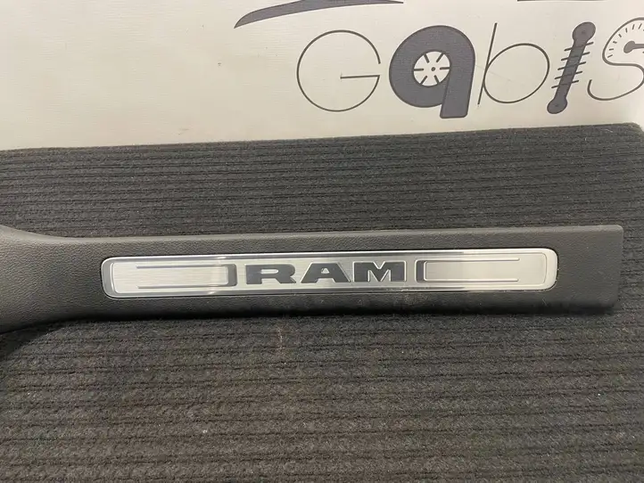 Dodge Ram (2018 - ) 51101244 Внутренняя отделка заднего порога — фото 8