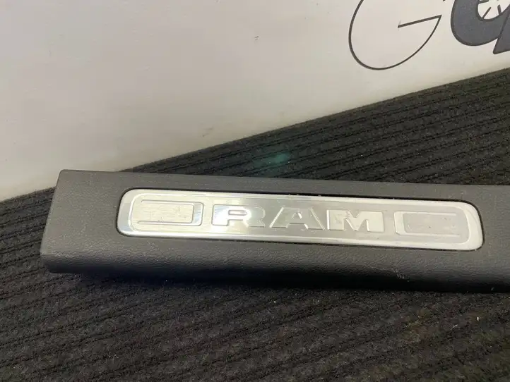 Dodge Ram (2018 - ) 6WC73TRMAA Внутренняя отделка заднего порога — фото 8