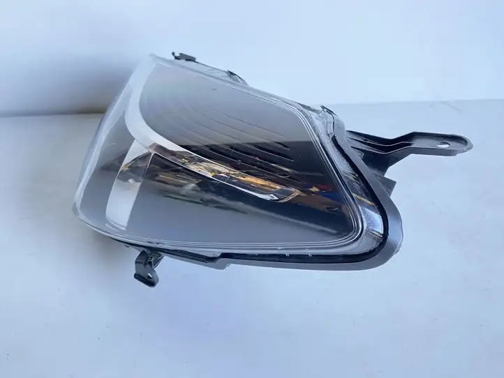 Toyota Yaris (2014 - 2019) Передняя фара — фото 2