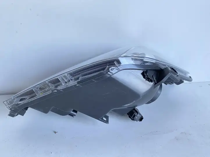 Toyota Yaris (2014 - 2019) Передняя фара — фото 3