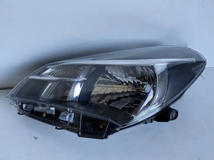 Toyota Yaris (2014 - 2019) Передняя фара — фото 4