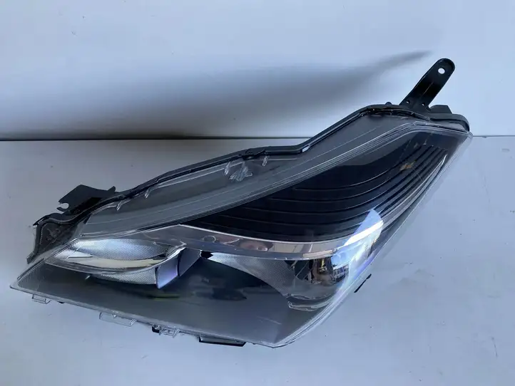 Toyota Yaris (2014 - 2019) Передняя фара — фото 6