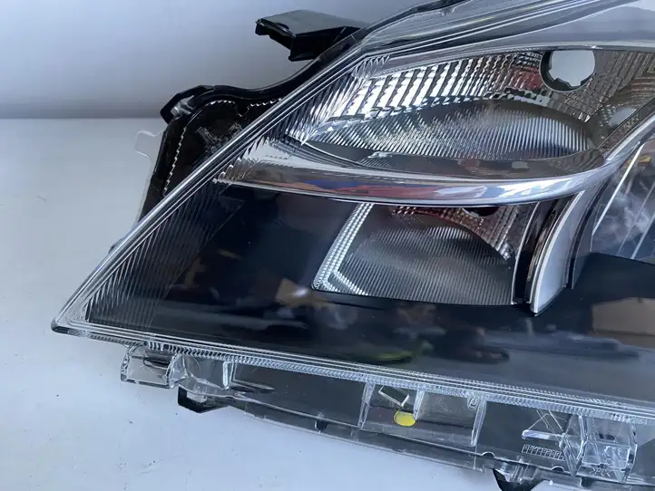 Toyota Yaris (2014 - 2019) Передняя фара — фото 8