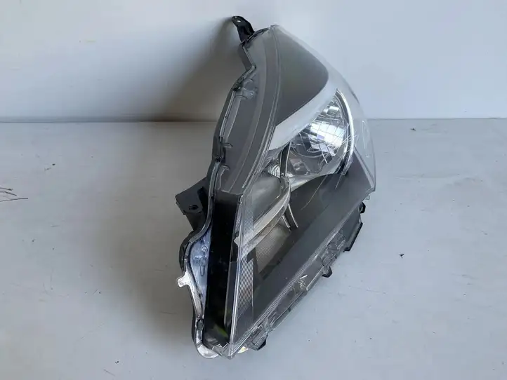 Toyota Yaris (2014 - 2019) Передняя фара — фото 2
