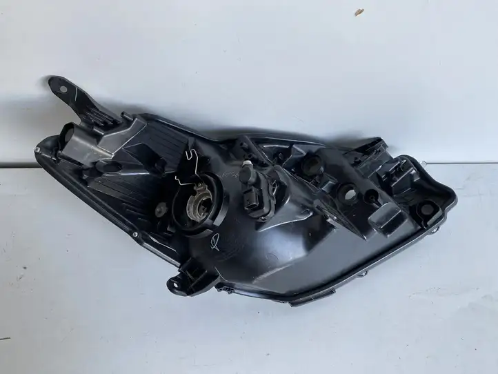 Toyota Yaris (2014 - 2019) Передняя фара — фото 4