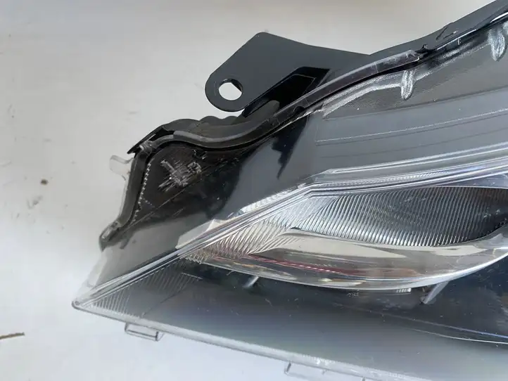Toyota Yaris (2014 - 2019) Передняя фара — фото 6