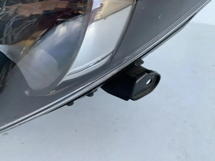 Toyota Yaris (2014 - 2019) Передняя фара — фото 9